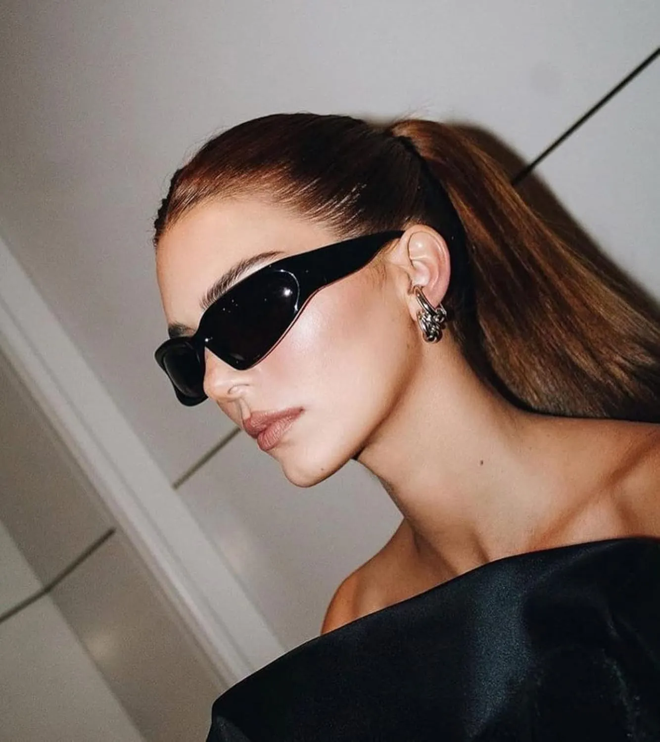 NULOOQ Wrap Around Sunglasses for Women Men – Trendy Swift Y2K Oval Sport Shades Silver Futuristic Sunglasses